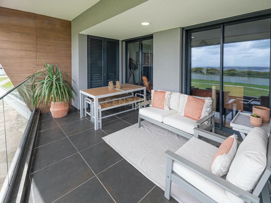 APARTAMENTO T2 NO EMPREENDIMENTO SKY CITY, COM TERRAÇO, VARANDA, PARQUEAMENTOS E ARRECADAÇÃO, EM CONDOMÍNIO COM JARDIM E PISCINA - Image 8