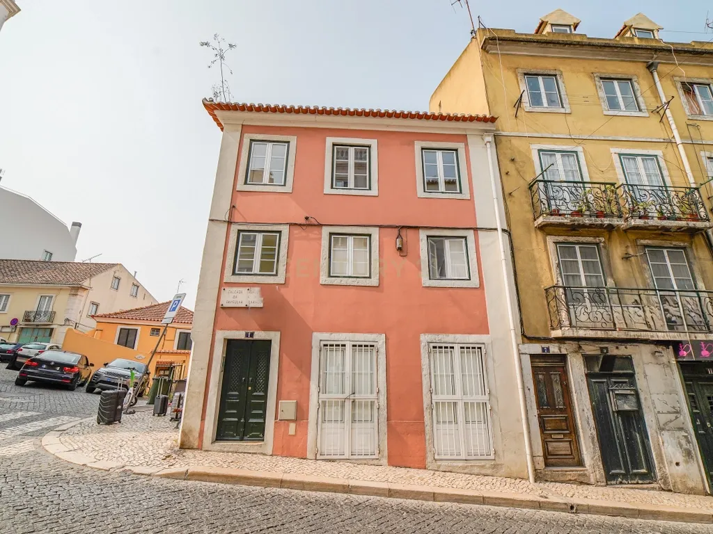 Apartamento T2 Triplex* em Santos-o-Velho – Janelas Verdes | Estrela - Image 1