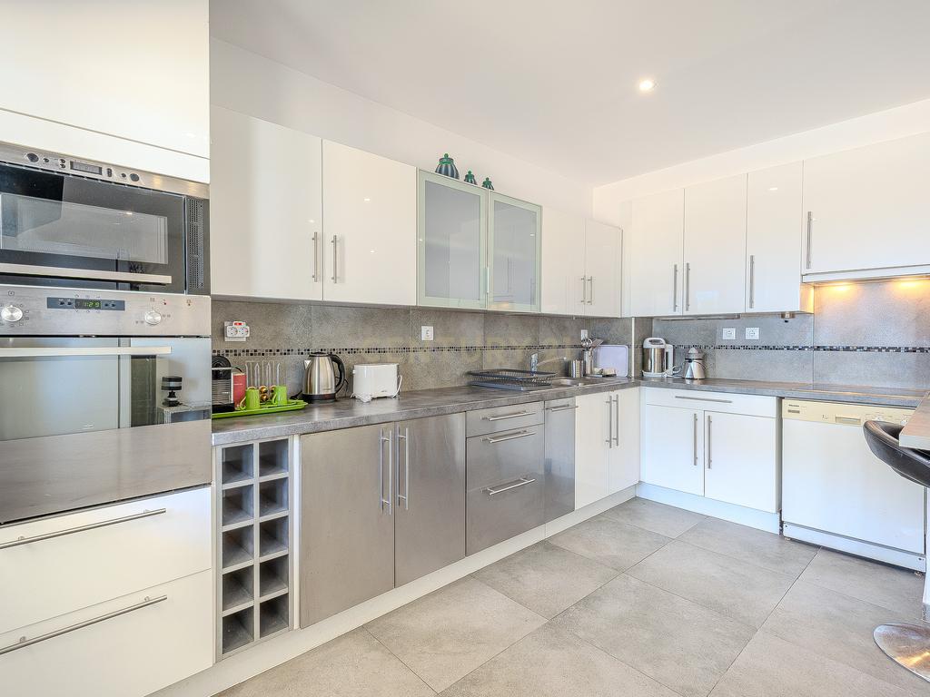 Apartamento T2 com Vista Mar na Primeira Linha de Praia – Quarteira - Image 9