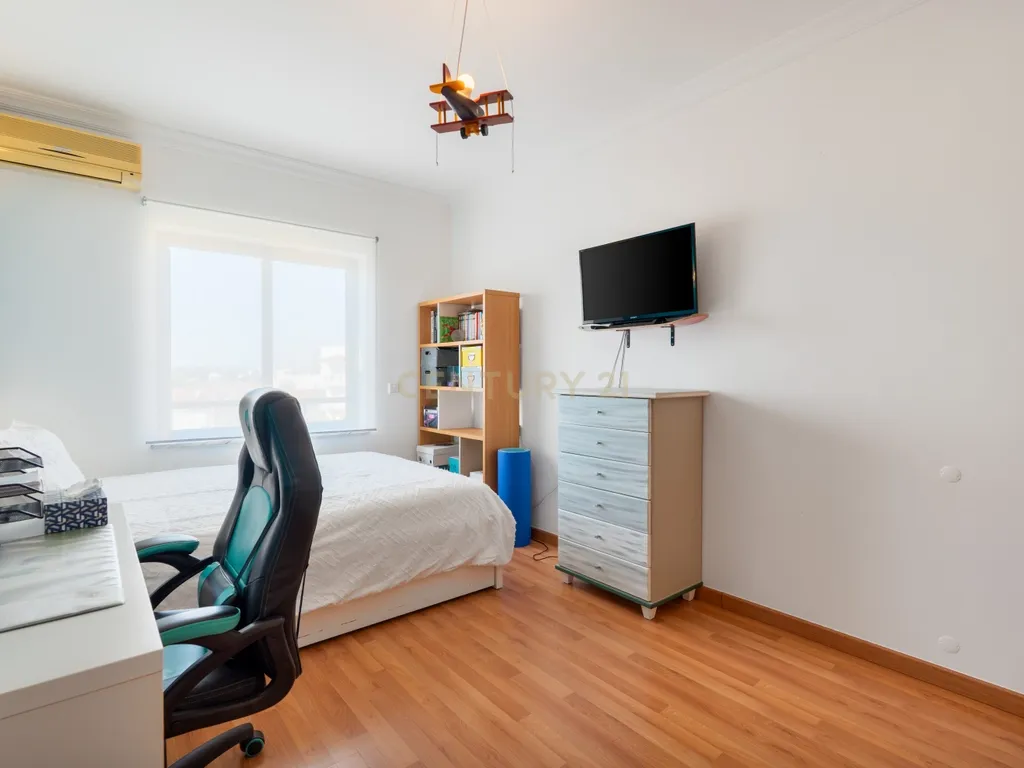 Excelente T3 em Lagoa | Localização Privilegiada perto de Tudo - Image 16