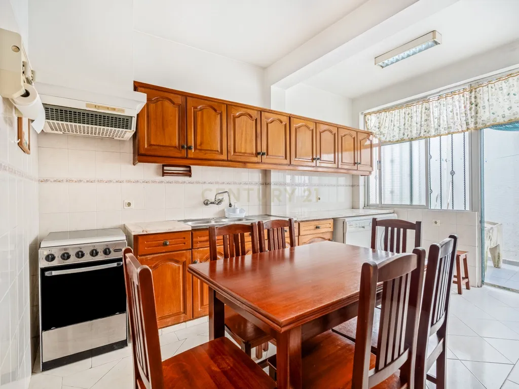 Moradia com 3 Quartos, Quintal e Terraço – Excelente Localização em Albufeira - Image 7