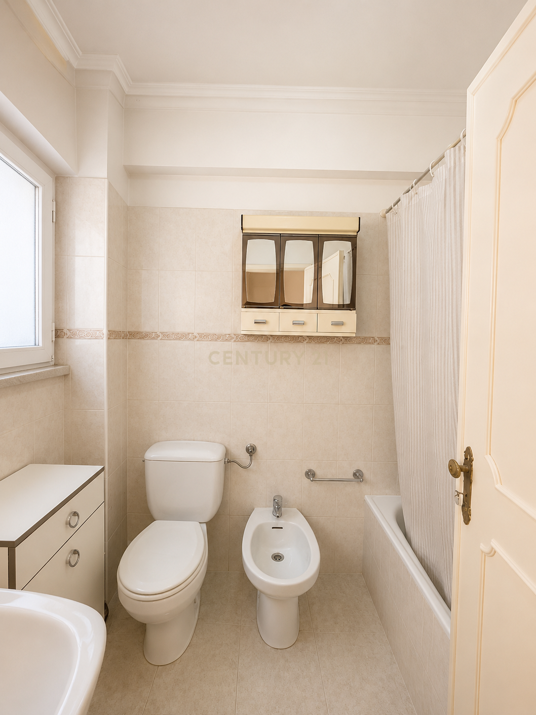Fotografia 9 de Apartamento T2 para Recuperação em Camarate, Loures