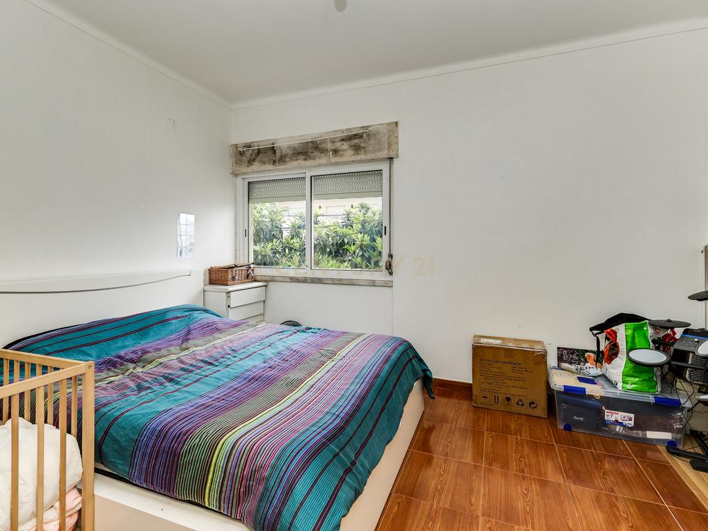 Moradia bifamiliar T4+1 em Pinheiro de Loures, com vistas desafogadas, jardim, pátio, varanda e terraço - Image 17
