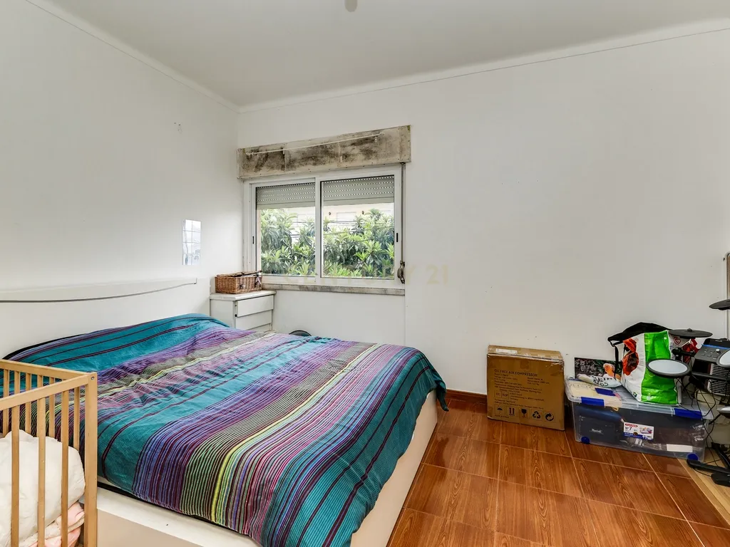 Moradia bifamiliar T4+1 em Pinheiro de Loures, com vistas desafogadas, jardim, pátio, varanda e terraço - Image 17