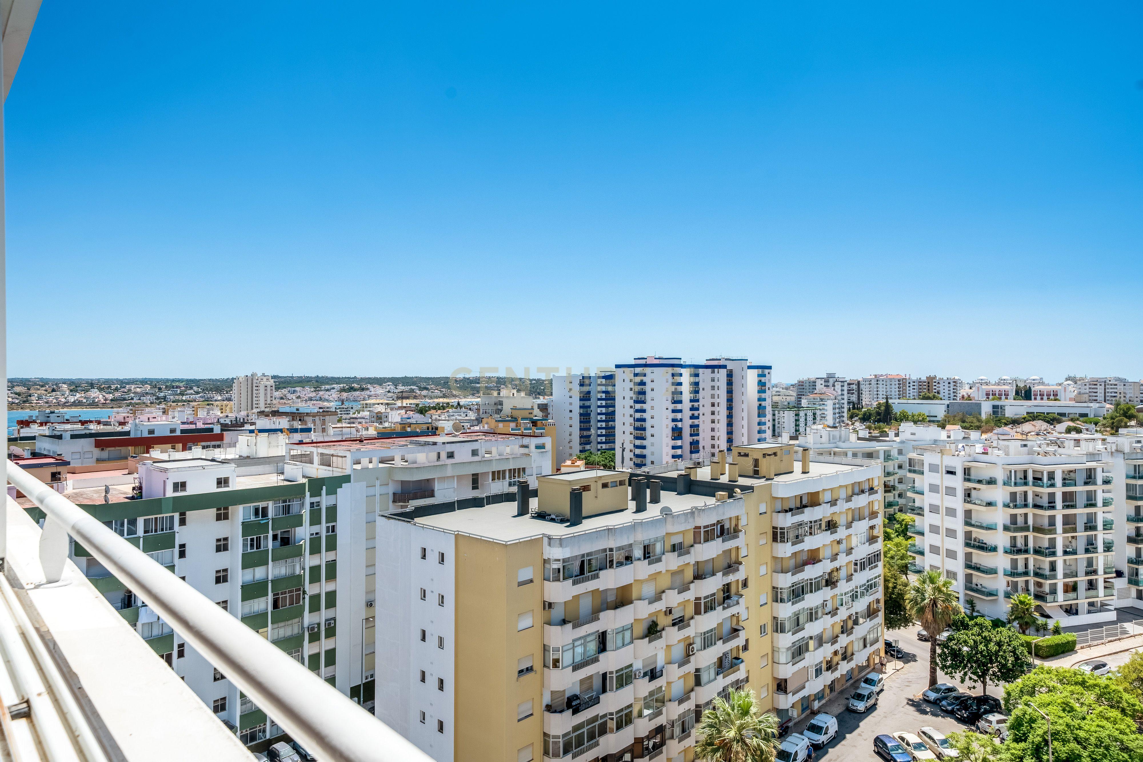Fotografia 4 de Apartamento T3 no Centro de Portimão | Varanda, Vistas Desafogadas e Estacionamento Privativo