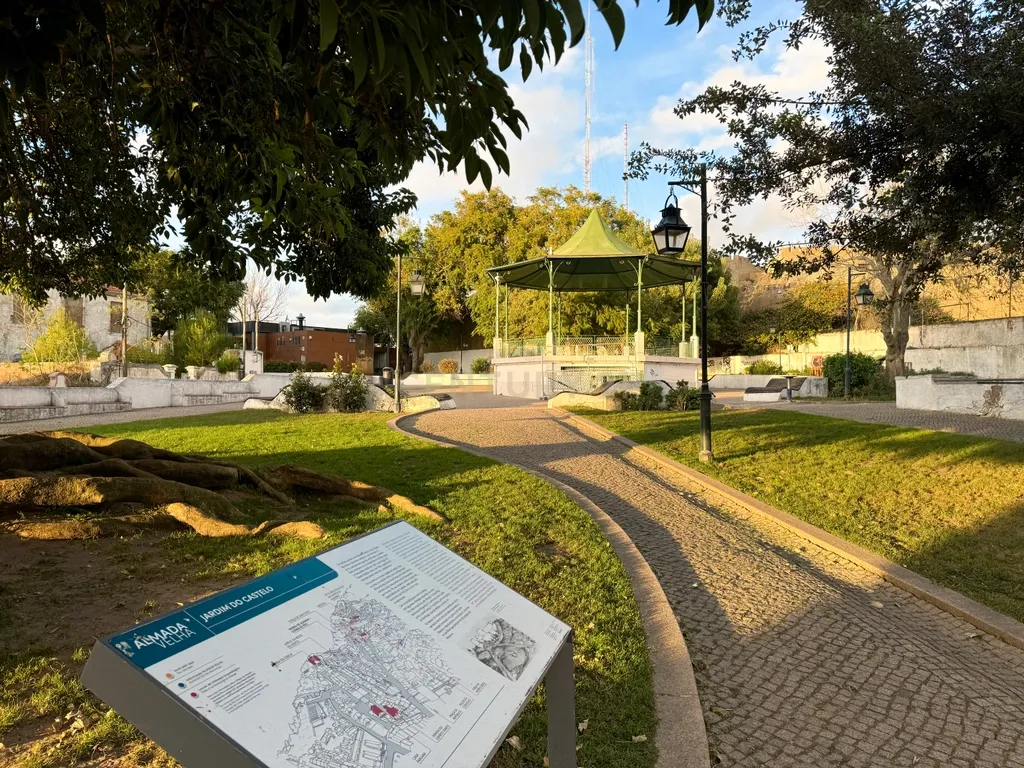 Apartamento 2 Assoalhadas com logradouro, zona histórica de Almada - Image 23