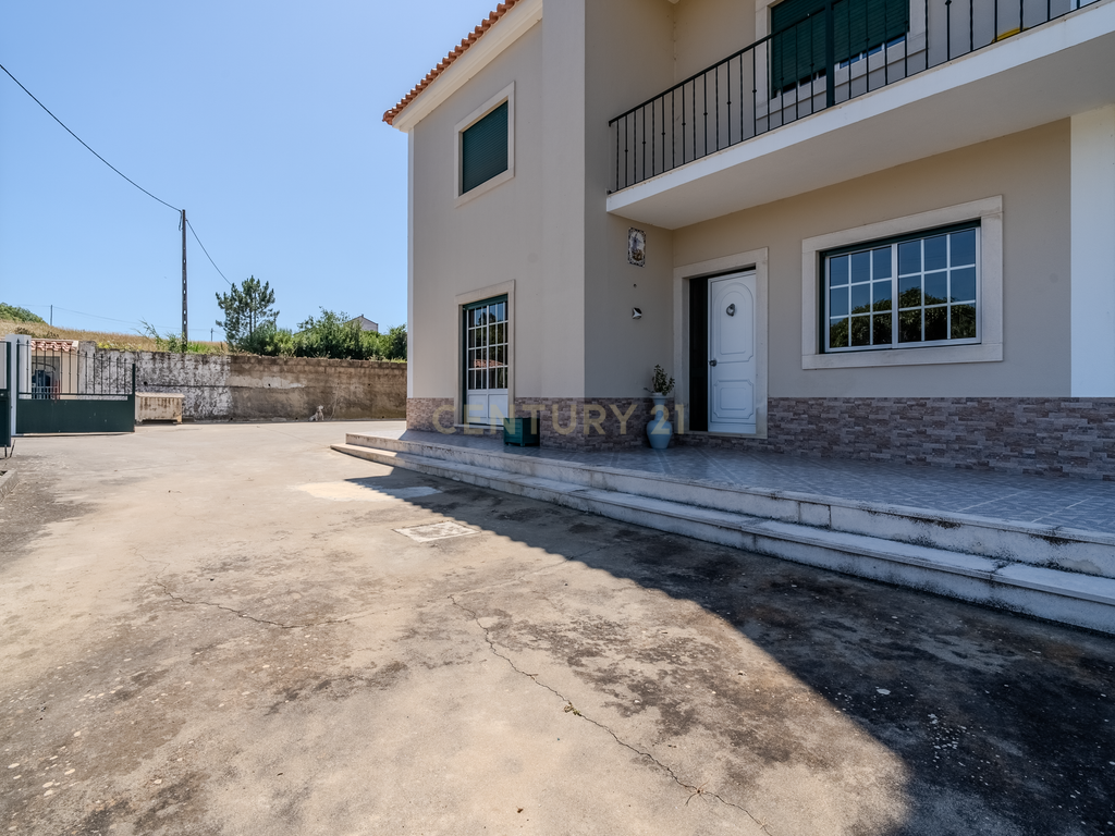 Moradia T5 com Garagem e Terreno em Sobral de Monte Agraço - Image 31