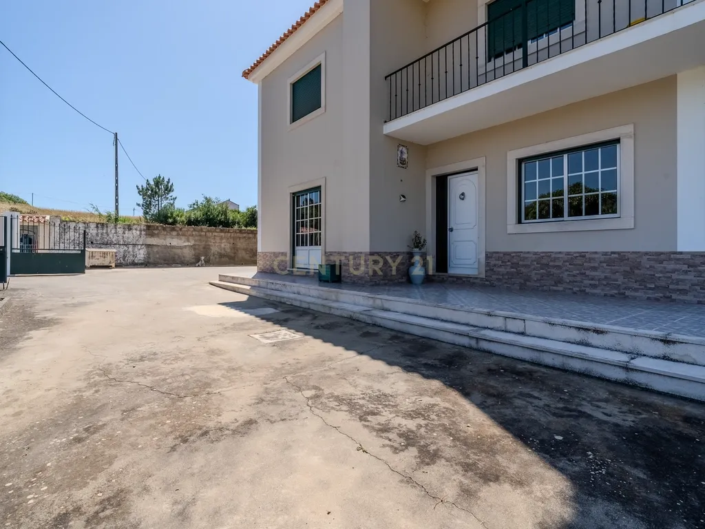 Moradia T5 com Garagem e Terreno em Sobral de Monte Agraço - Image 31