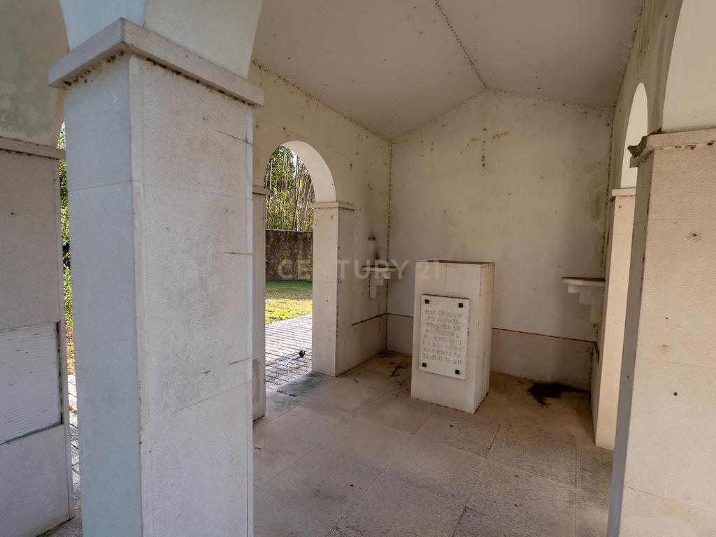 Fabulosa Quinta com lote de terreno de 22.381 m2, onde se encontra inserida uma moradia composta por dois pisos, com uma área bruta de 623 m2, uma área útil de 304 m2 e uma área bruta dependente de 319 m2, localizada em Santo Isidro de Pegões, na zona de Pegões, a pouca distância das belas praias de Setúbal. - Image 123