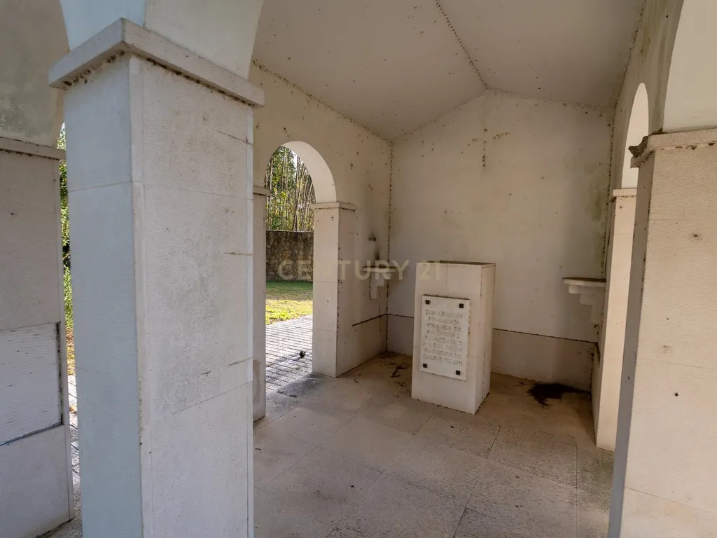 Fabulosa Quinta com lote de terreno de 22.381 m2, onde se encontra inserida uma moradia composta por dois pisos, com uma área bruta de 623 m2, uma área útil de 304 m2 e uma área bruta dependente de 319 m2, localizada em Santo Isidro de Pegões, na zona de Pegões, a pouca distância das belas praias de Setúbal. - Image 123