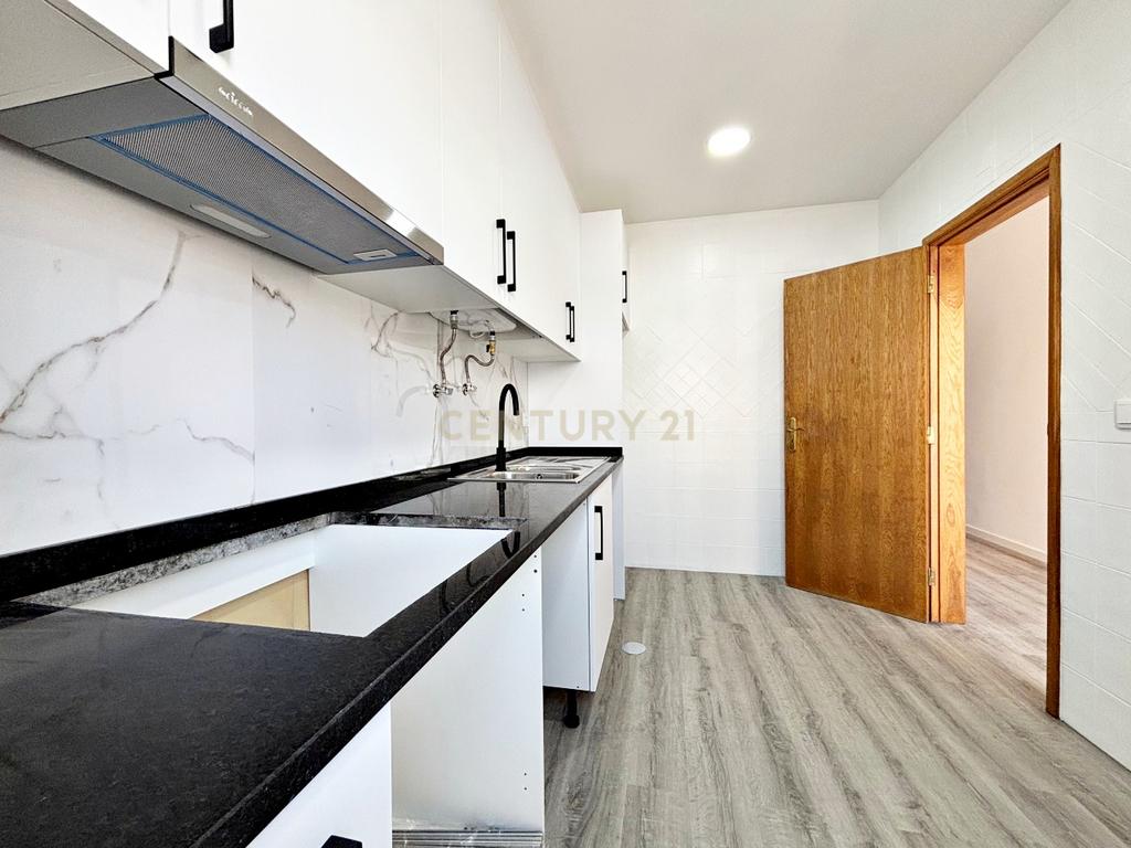 Moradia T2+1 em banda, situada na Urbanização do Mato Santo Espírito, em Tavira, totalmente remodelada e pronta a estrear. - Image 5