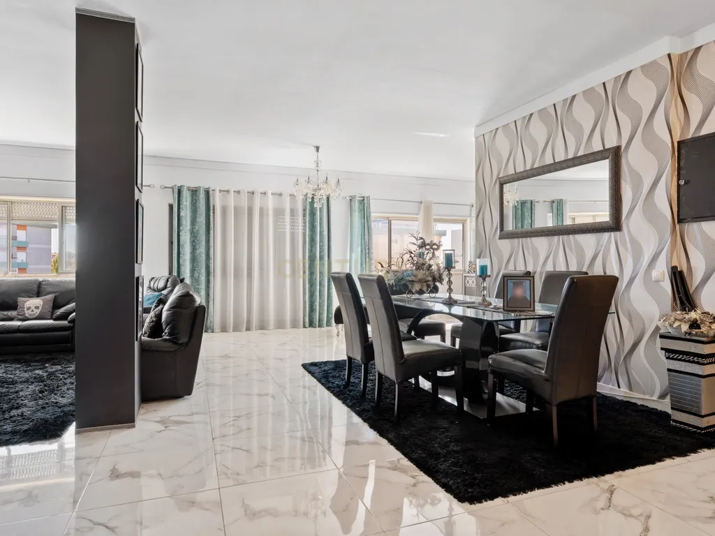 Apartamento Duplex de 7 assoalhadas no Barreiro - Image 11