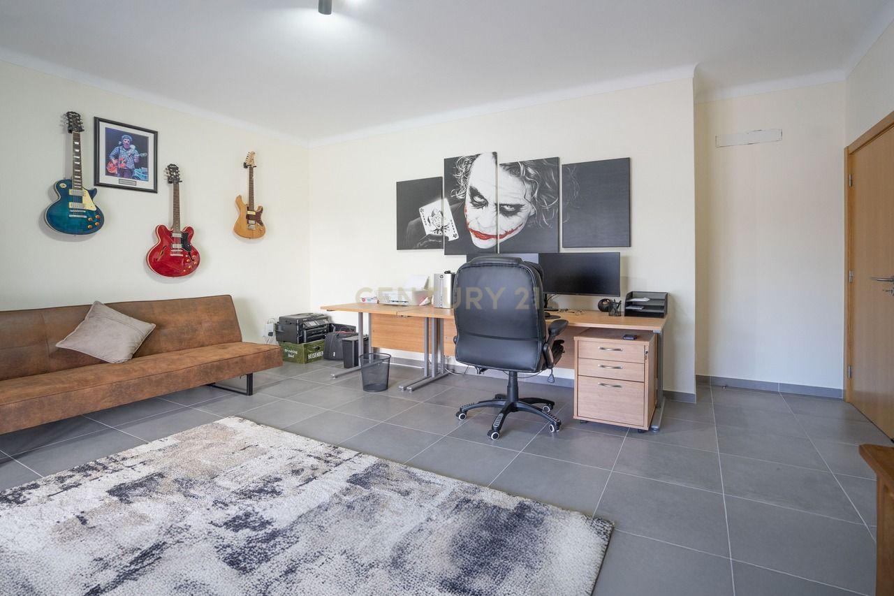 Moradia T4 de qualidade em estado novo com varanda coberta, piscina, terraço, jardim,canil,garagem dupla e vistas boas numa localização sossegada - Image 33