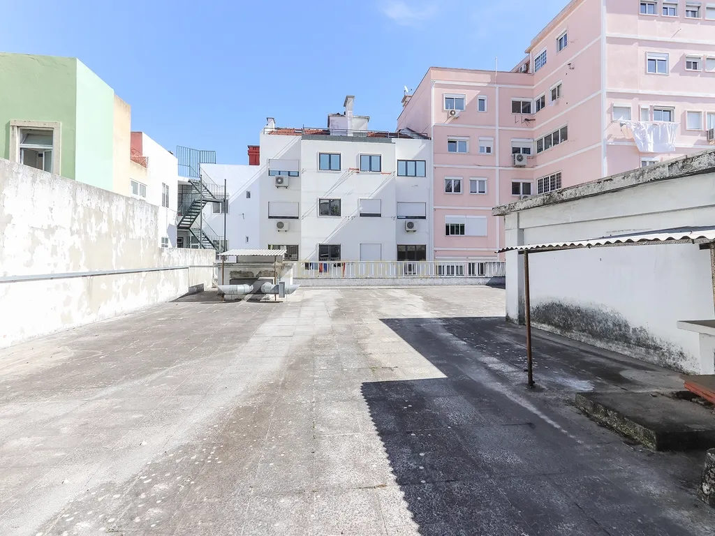 Serviços ou Habitação na Estefânia - Image 18