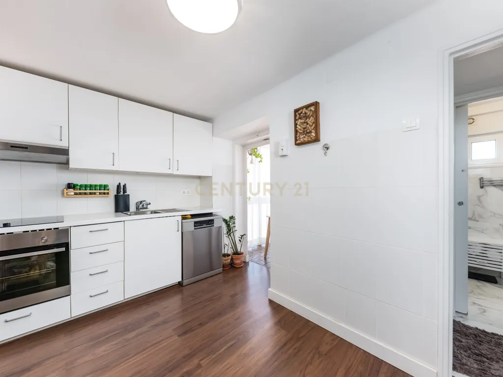 Apartamento T2 de Sonho no Coração da Graça – Vista Rio e Cidade - Image 3