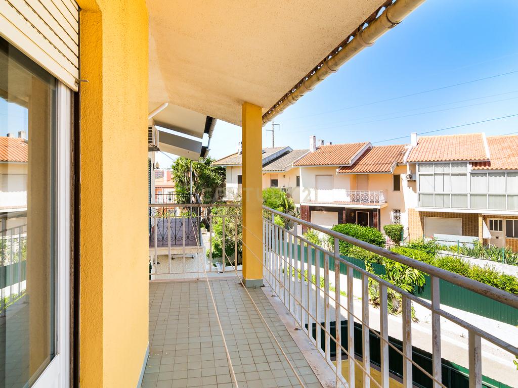 Moradia T3 em Porto Salvo | 213 m² | Garagem | Pátio e Jardim - Image 41