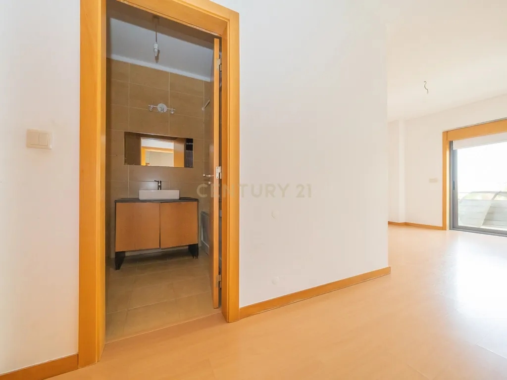 Apartamento T3 com Duas Varandas, Garagem Box e Lugar de estacionamento na Vila Serena, Pinhal Novo - Image 20