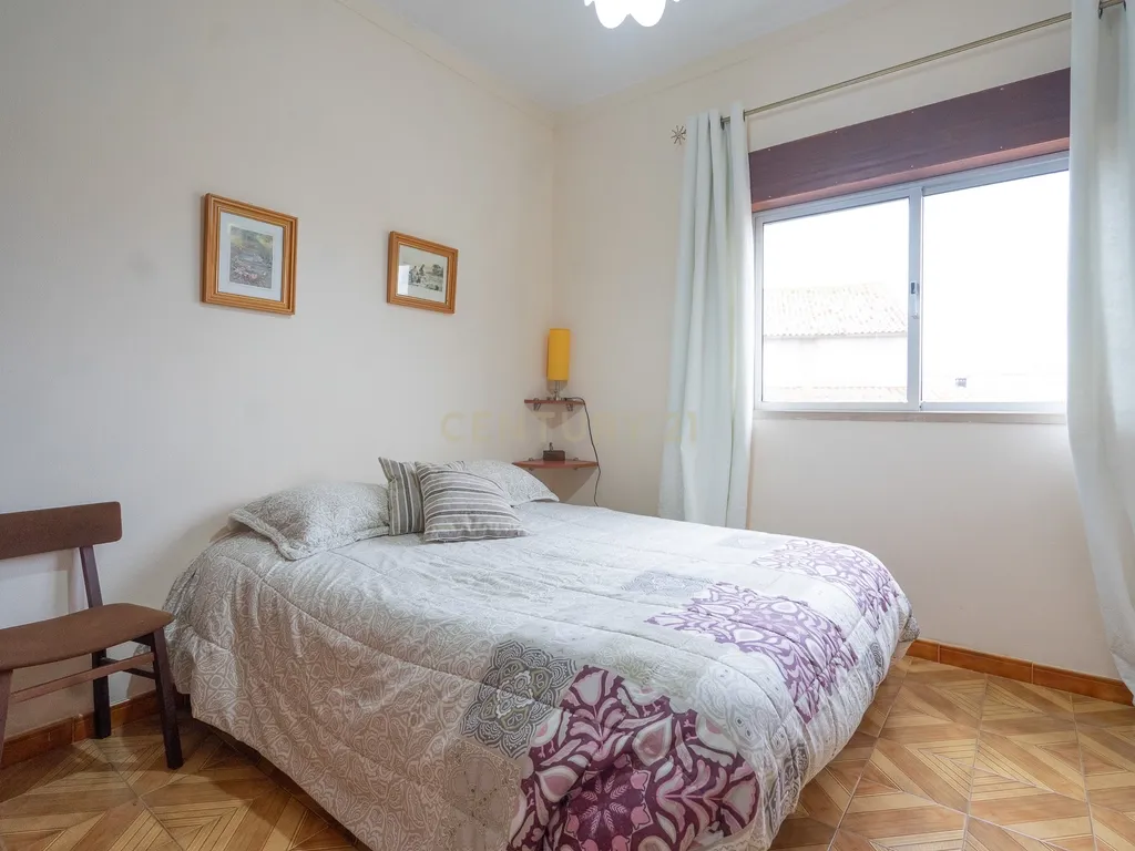 Moradia T3 com jardim na Granja do Ulmeiro junto às escolas e serviços - Image 12