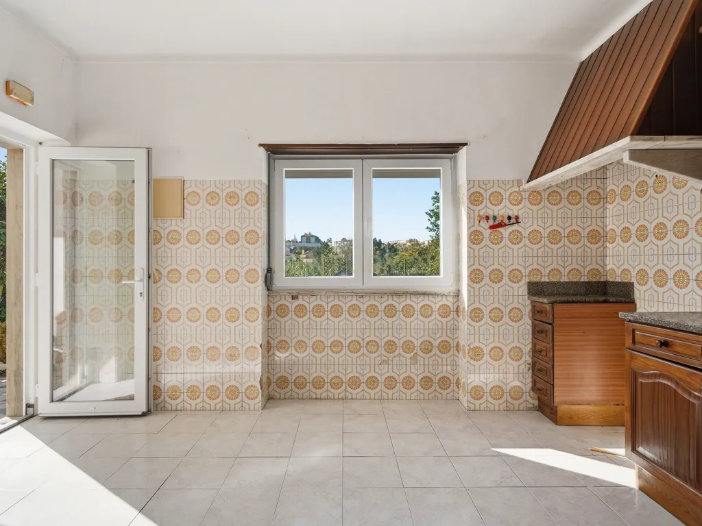 Moradia T7 de dois pisos com garagem, jardim e anexos | Terreno 894 m² na Paz em Mafra - Image 24