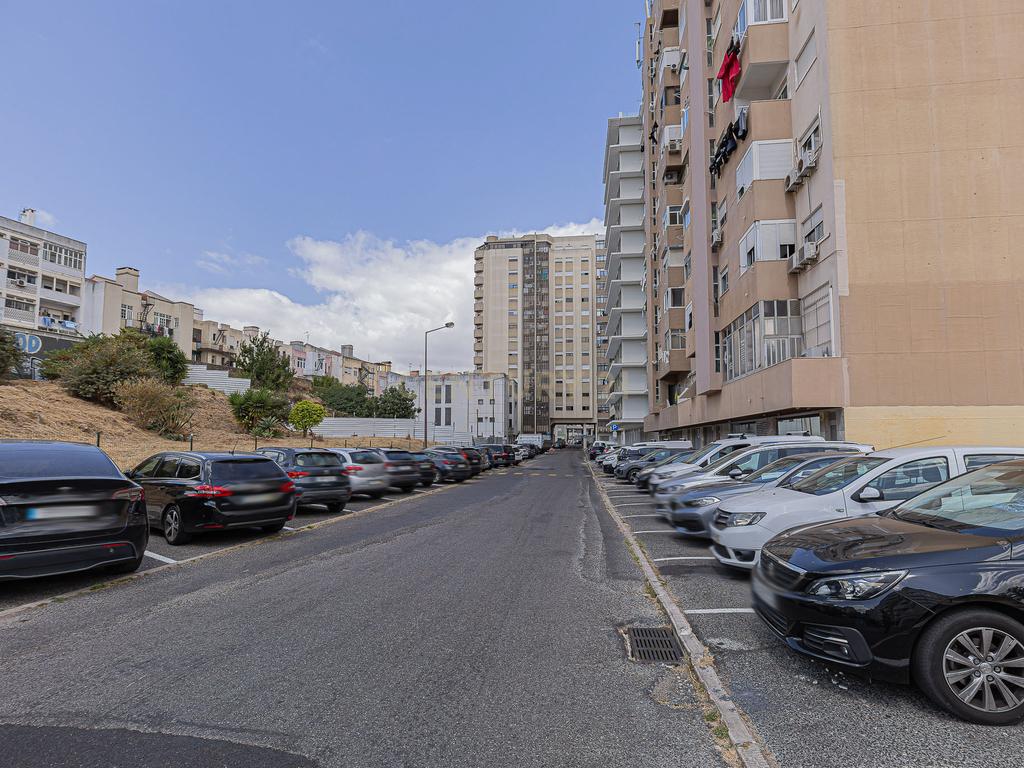 T4 com 180 m² e Garagem Box no Areeiro, Lisboa - Image 12