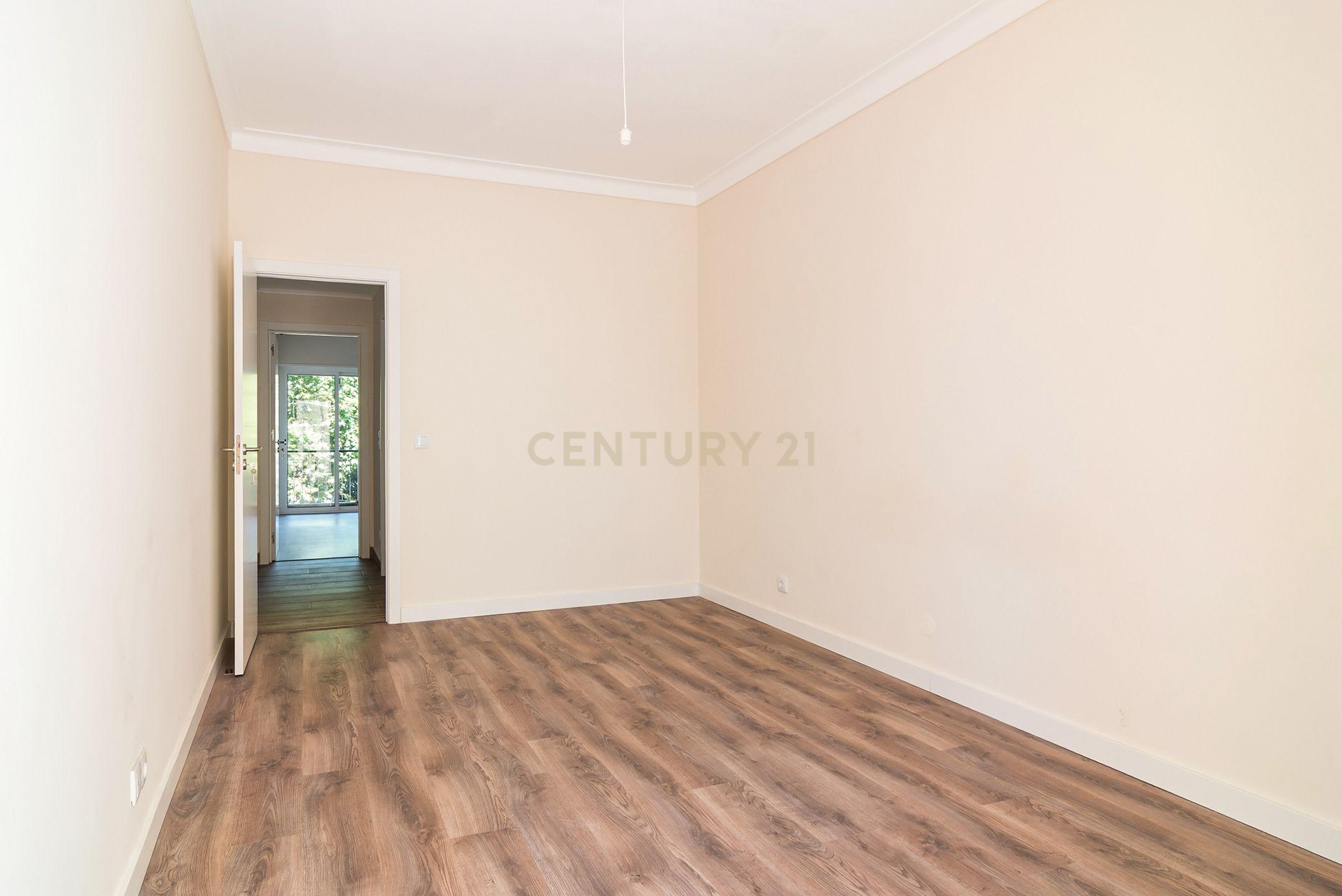 T2 com 130 m² para Arrendamento | Varanda com Vista para Jardim | Elevador - Image 7