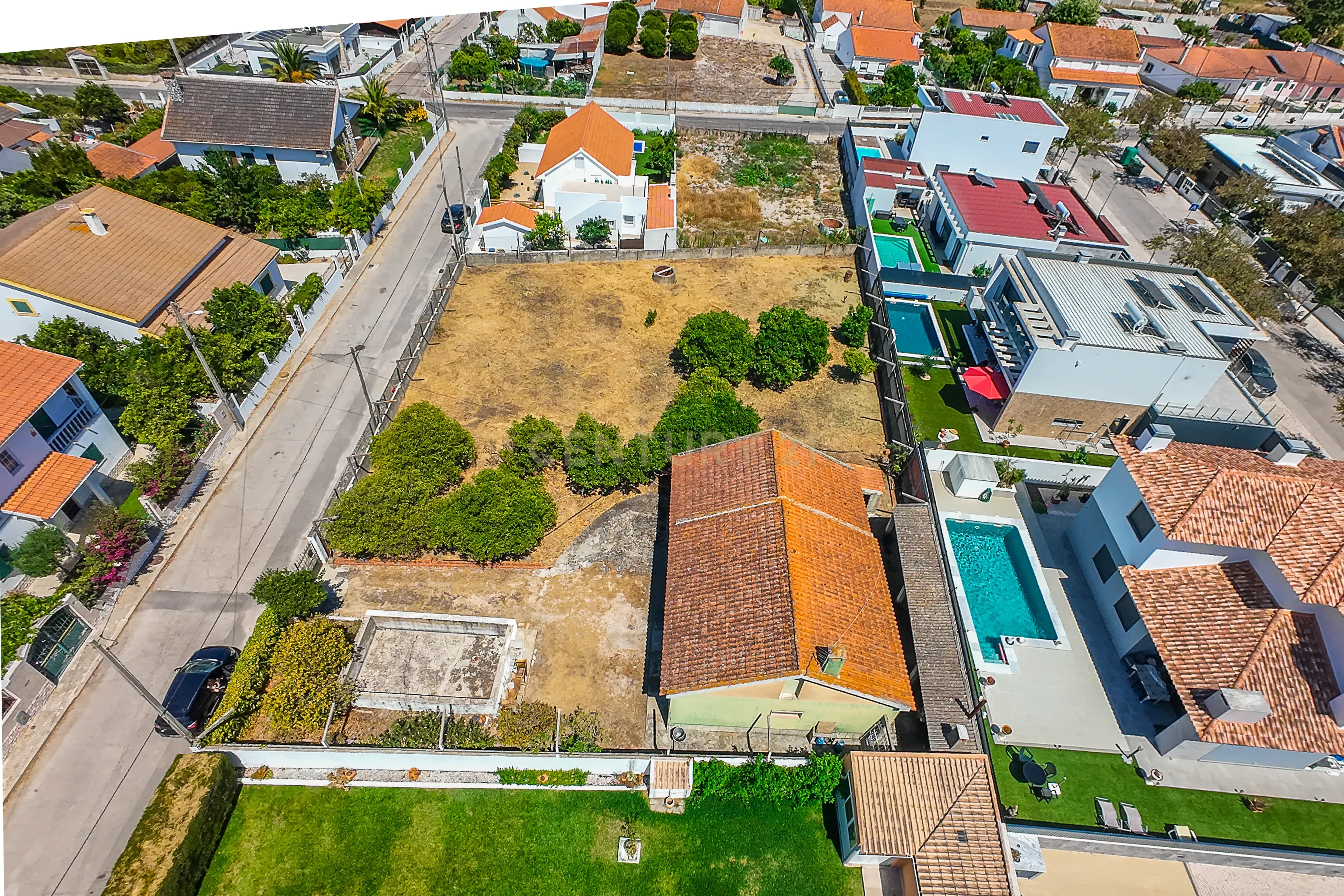 Fotografia 2 de Moradia para Remodelação com 1.332 m² de Terreno – Potencial para Destaque e Construção de 2 a 3 Moradias