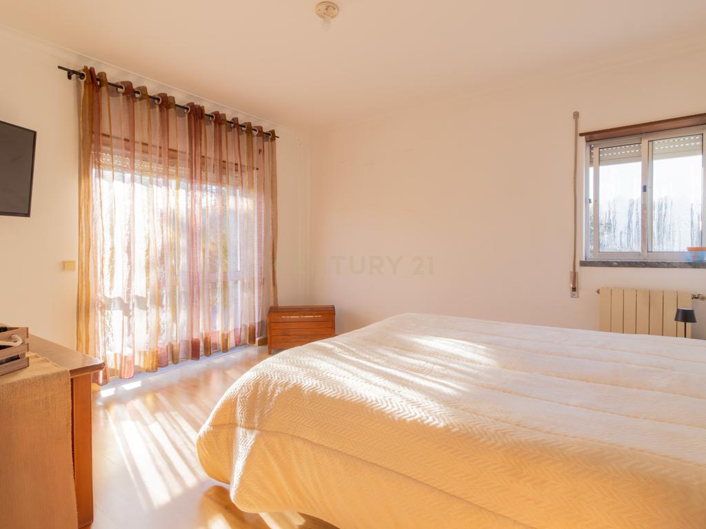 Moradia multifamiliar com rendimento imediato | 2.000 m² de terreno | A apenas 4,5 km de Fátima - Image 35