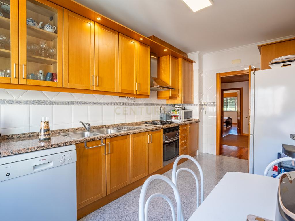 Apartamento T3 em Prior Velho com garagem - Image 4