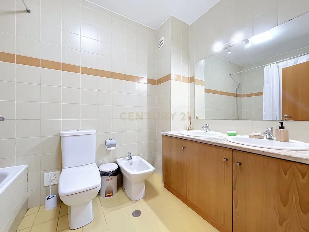 Apartamento T2 com Varandas, Excelentes Áreas e Zona de Lazer Privativa — Santa Cruz, Lagoa - Image 9