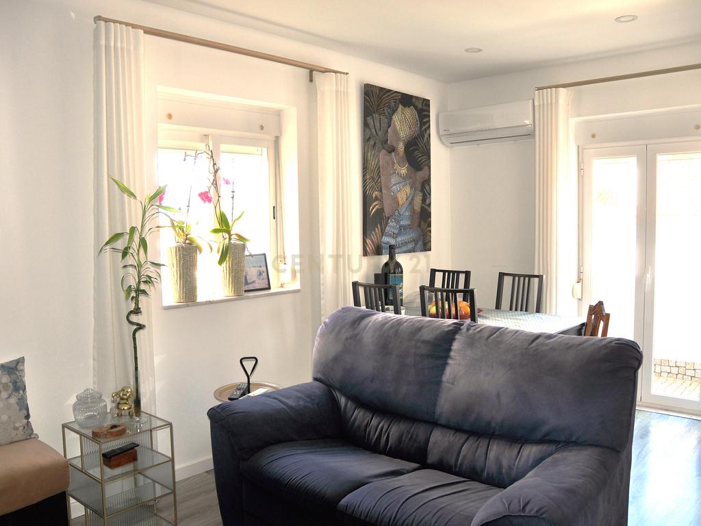 Apartamento T2 com arrecadação, renovado, no centro de Almada  - Image 1