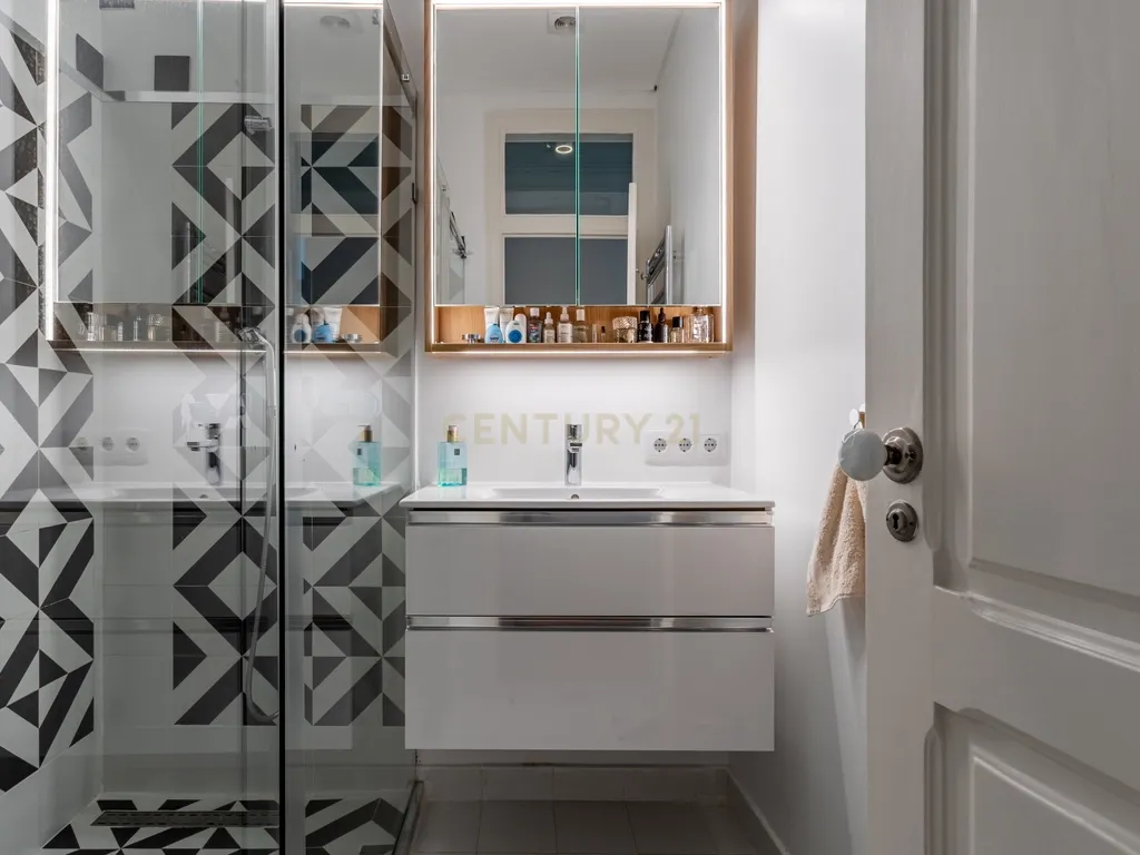 Apartamento T4 Renovado em Santo António, Lisboa — Onde a elegância se sente em cada detalhe - Image 24