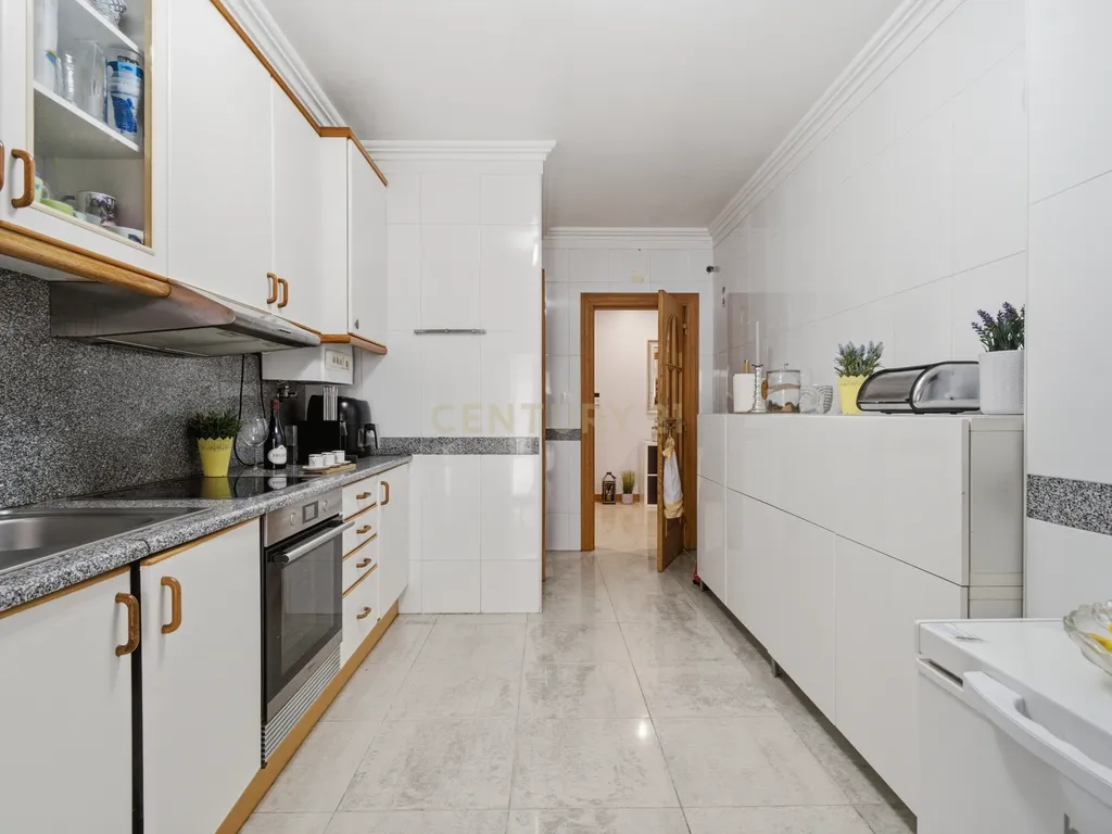 Apartamento T3 com terraço privativo, churrasqueira, zona de refeição e forno a lenha — Venda do Valador, Venda do Pinheiro - Image 10