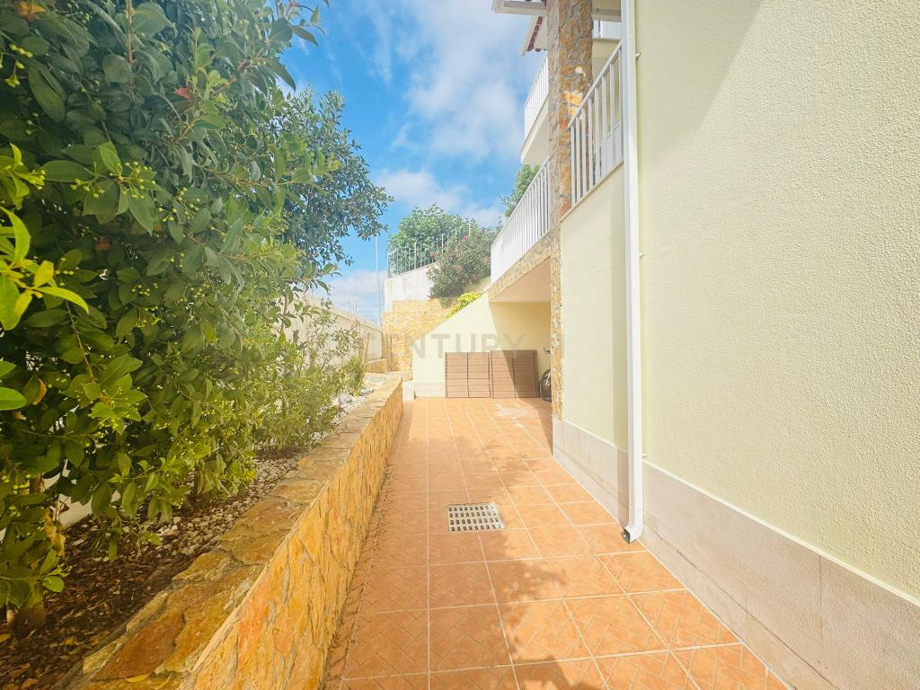 Moradia T4 com piscina aquecida e jardim em Vila Rei, Bucelas - Image 12