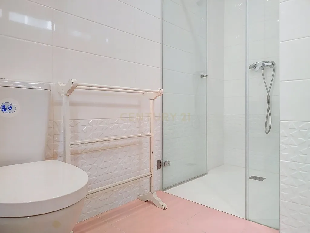 Apartamento revestido com capoto composto por 4 quartos com vistas para o mar em Viana do Castelo - Image 3