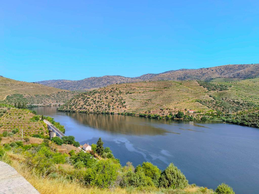 Moradia T2 com 70 m² localizada em Foz Côa, no Largo do Rossio, em pleno Alto Douro Vinhateiro. - Image 34
