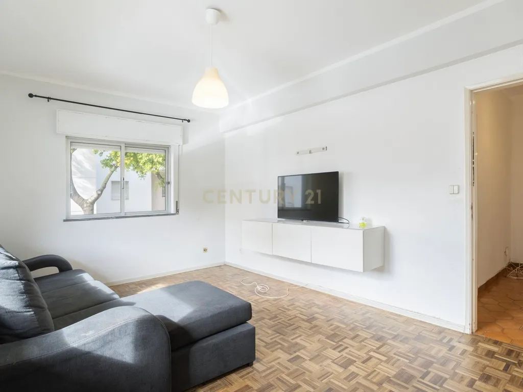 Apartamento T3 no Rés do Chão com Quintal - Image 5
