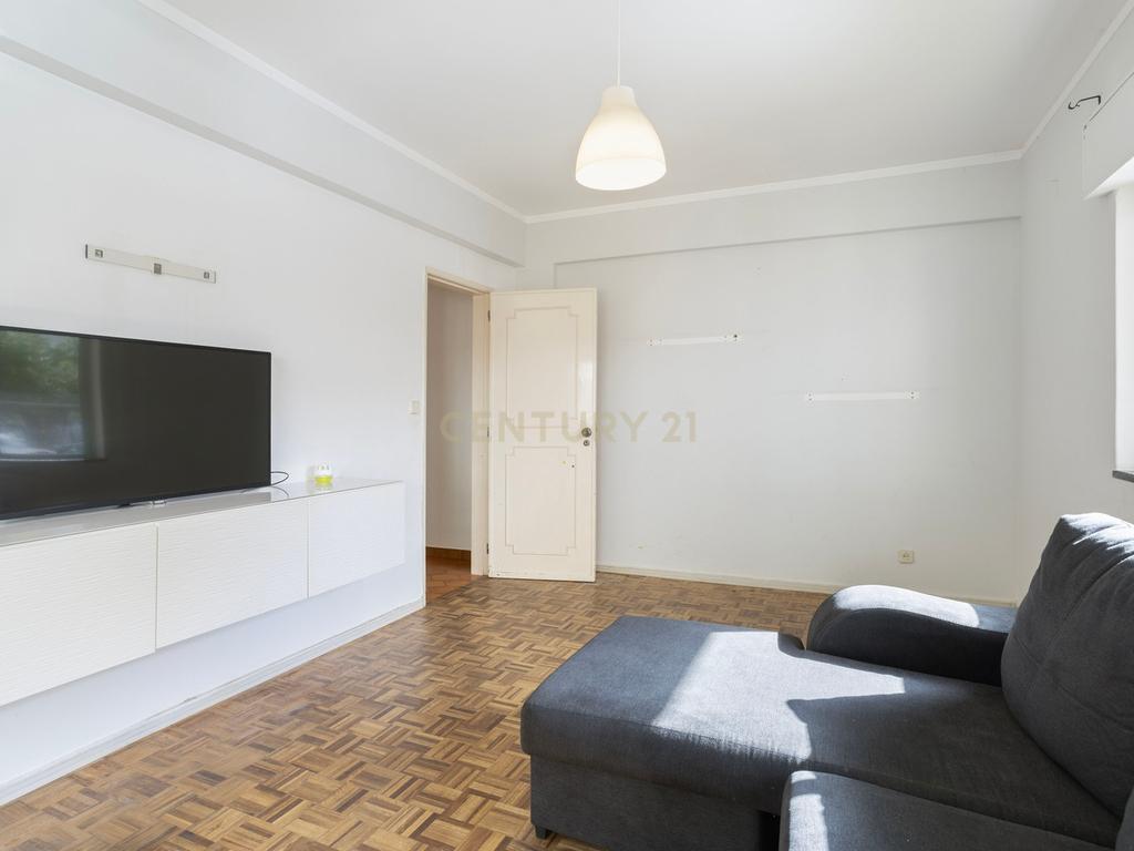 Apartamento T3 no Rés do Chão com Quintal - Image 7