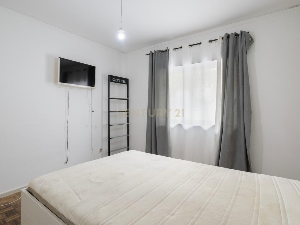Apartamento T3 no Rés do Chão com Quintal - Image 12
