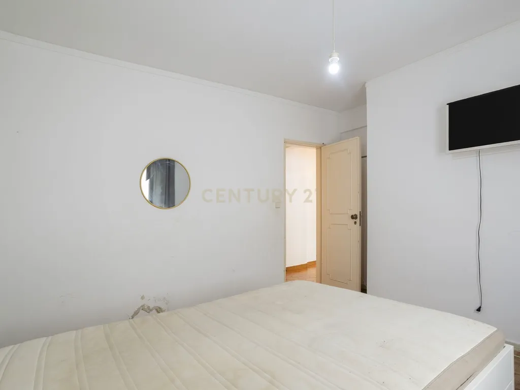 Apartamento T3 no Rés do Chão com Quintal - Image 13
