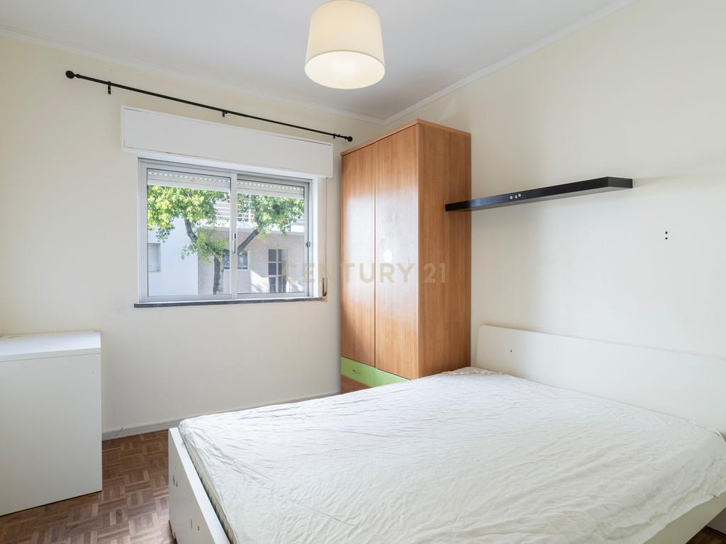 Apartamento T3 no Rés do Chão com Quintal - Image 14