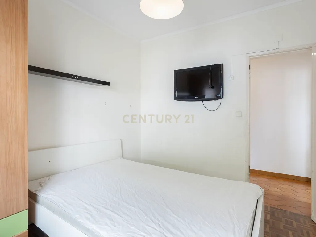 Apartamento T3 no Rés do Chão com Quintal - Image 15