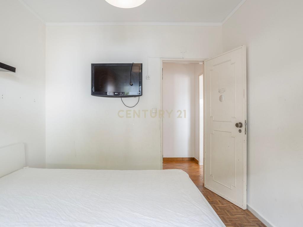 Apartamento T3 no Rés do Chão com Quintal - Image 16