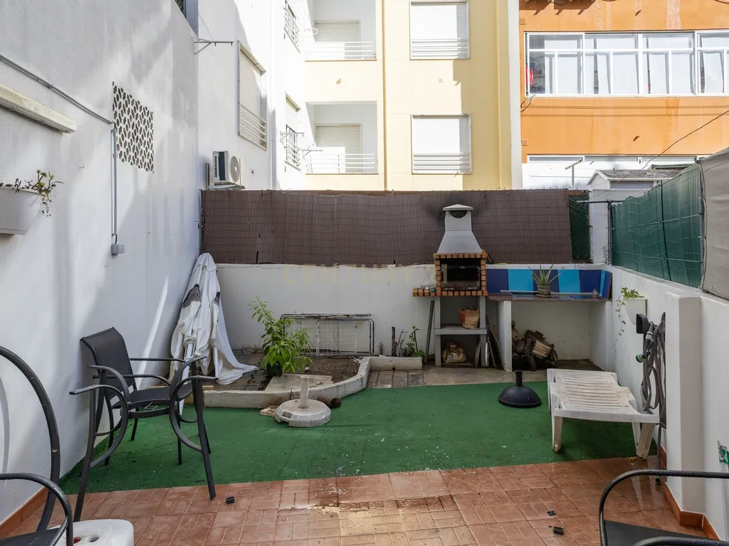 Apartamento T3 no Rés do Chão com Quintal - Image 3