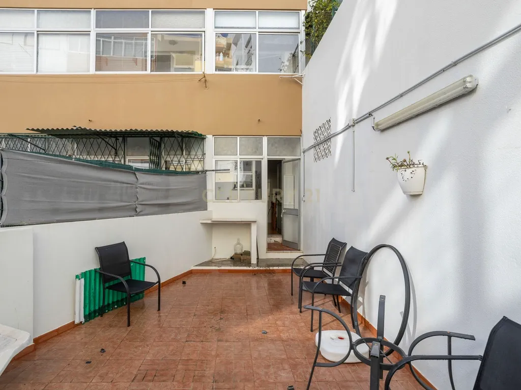 Apartamento T3 no Rés do Chão com Quintal - Image 2