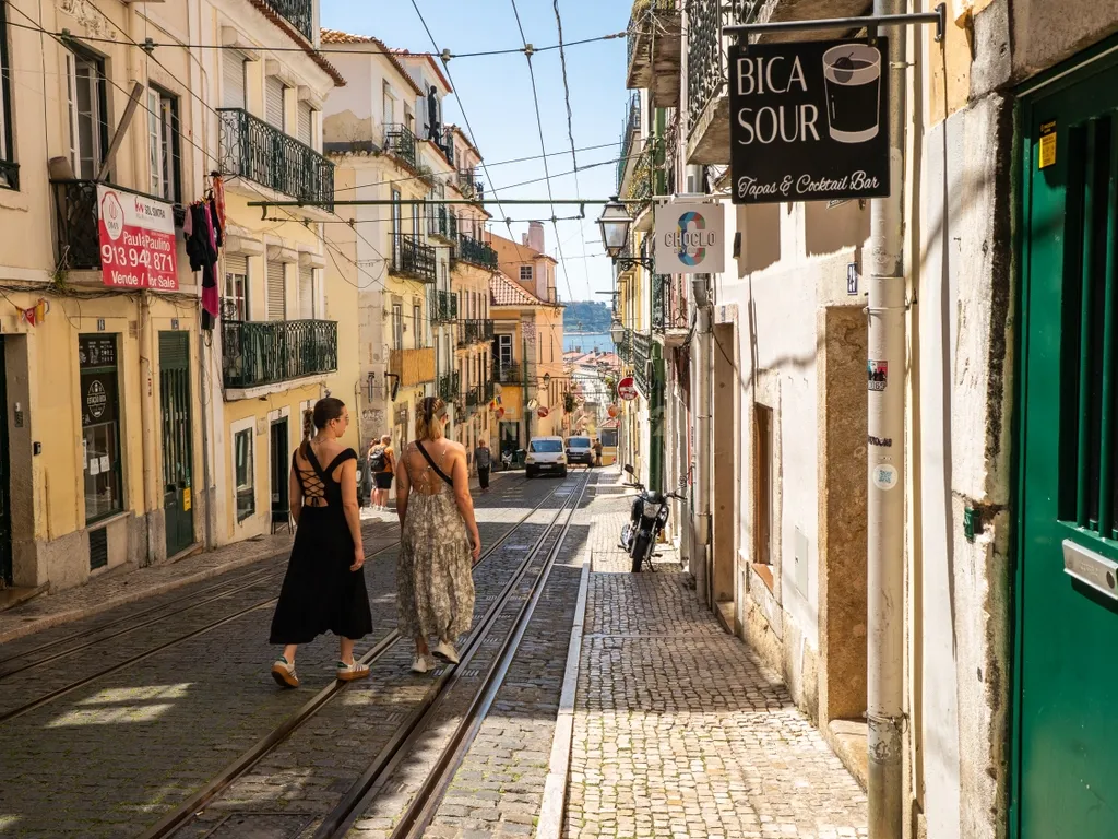 Restaurante Pronto a Funcionar na Emblemática Rua da Bica – Uma Oportunidade Única no Coração de Lisboa - Image 20