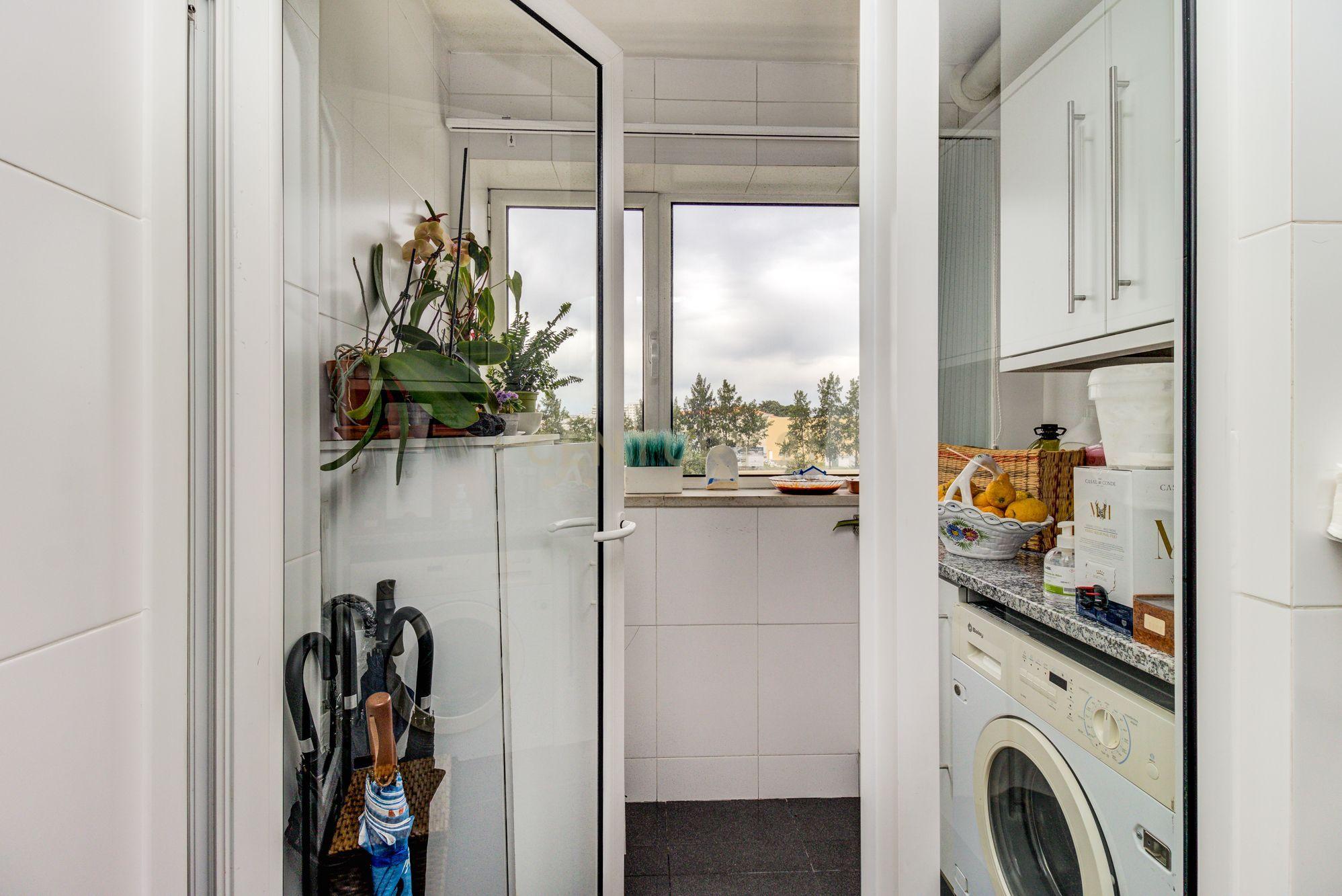 Apartamento T4, com 188m2, cozinha equipada e 2 lugares de garagem - Image 11