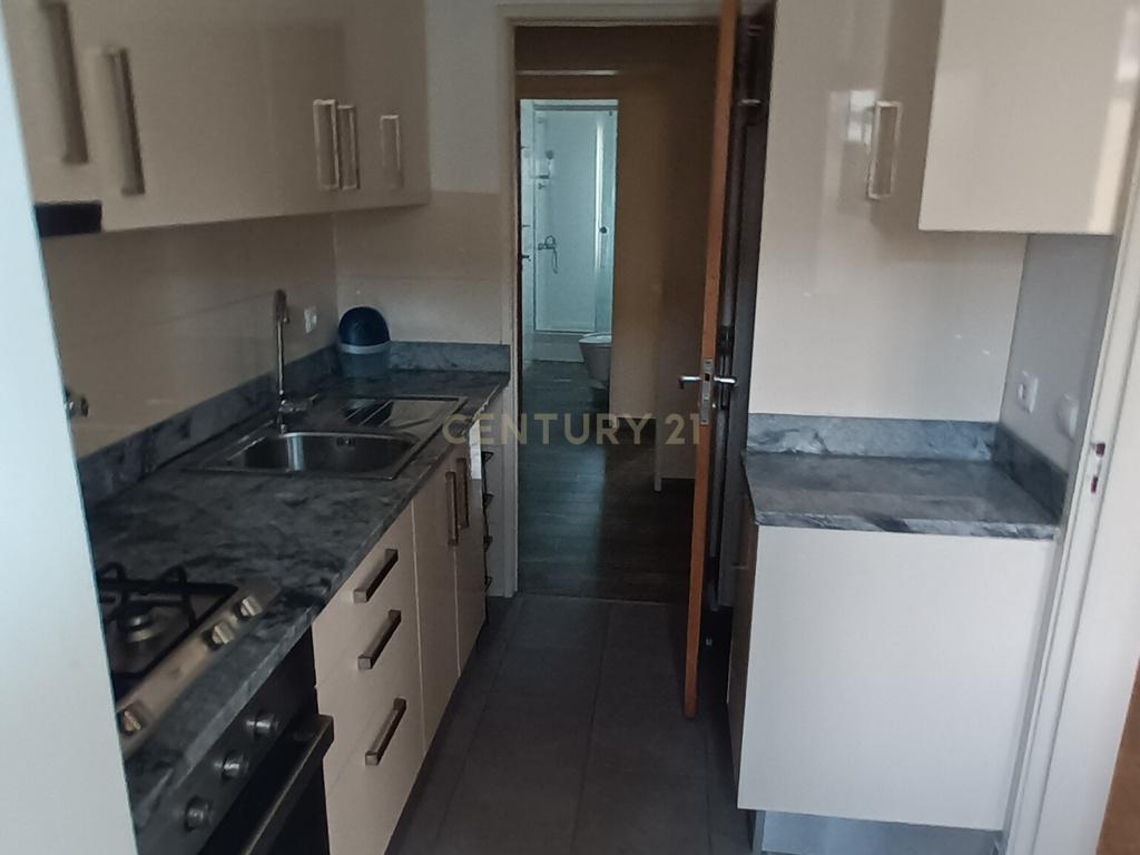 Apartamento T3 em Santo António dos Cavaleiros – Arrendamento - Image 1