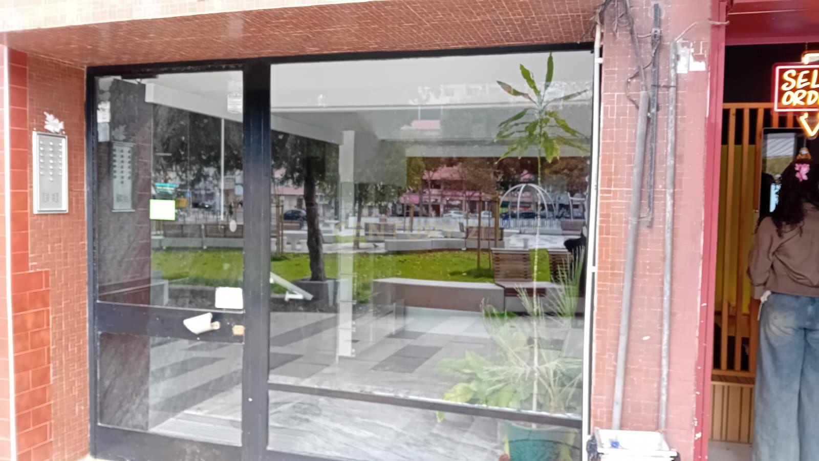 T2 renovado na Praça do Brasil - no centro de Setúbal - Image 19