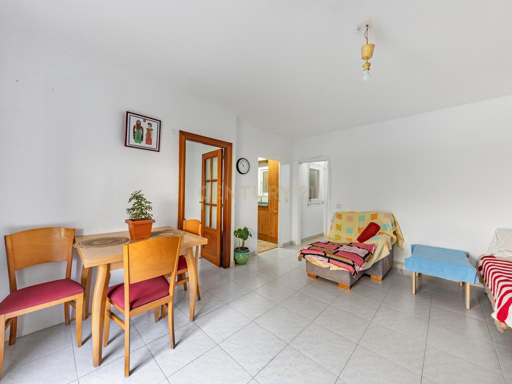 Piso luminoso con balcón y patio en La Bòbila – Sitges