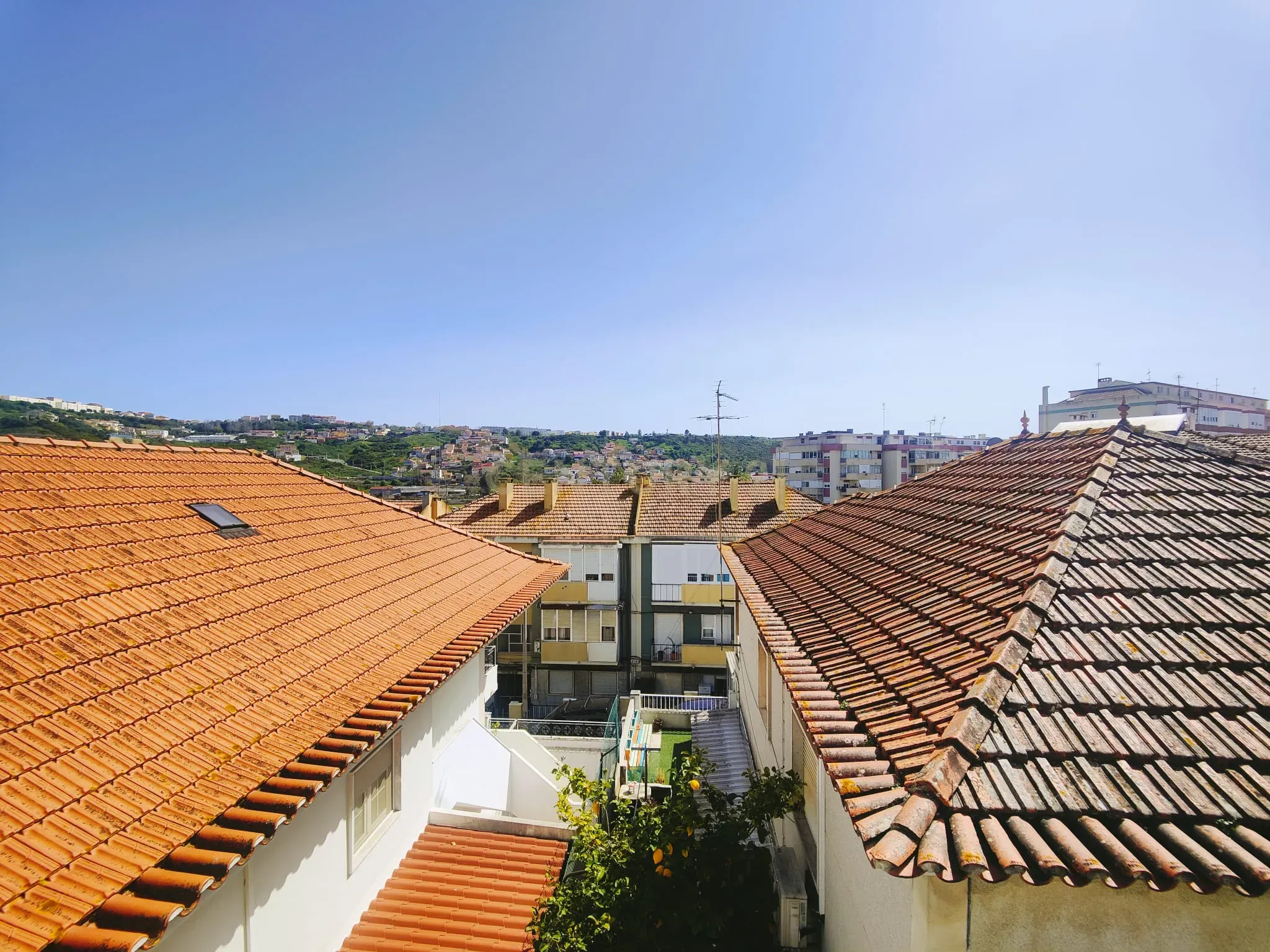 Prédio Bi-Familiar T2 e 2 Anexos Tipologia T1 Em Zona Residencial Tranquila Na Póvoa de Santo Adrião  - Image 83